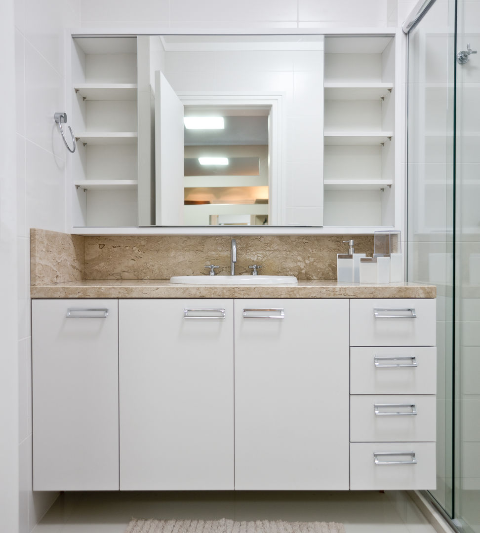 homify Modern bathroom