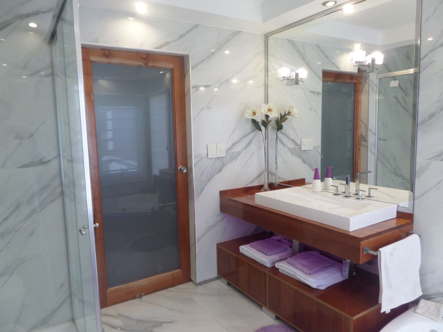 homify Classic style bathroom Glass