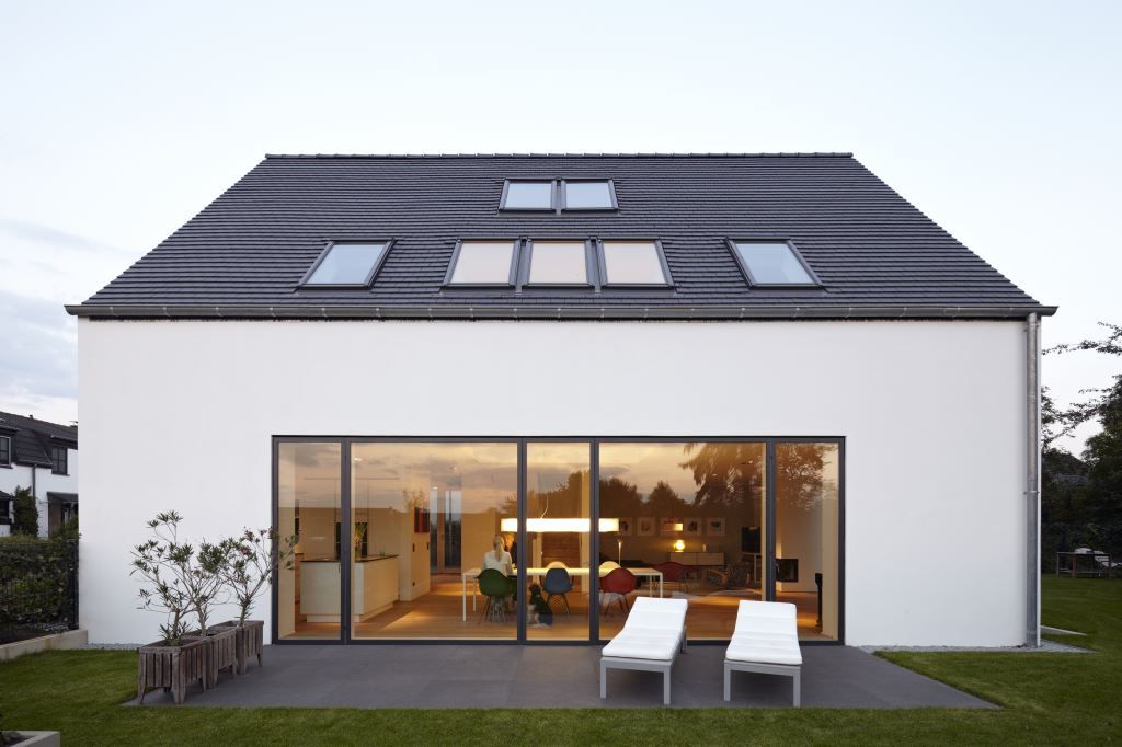 Modern und lichtdurchflutet: Einfamilienhaus am Stadtrand, Falke Architekten Falke Architekten Rumah Minimalis