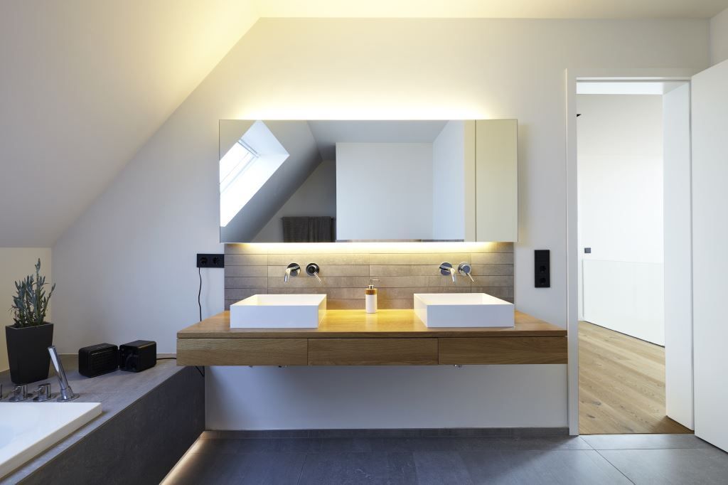 Modern und lichtdurchflutet: Einfamilienhaus am Stadtrand, Falke Architekten Falke Architekten Bagno moderno