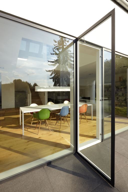 Modern und lichtdurchflutet: Einfamilienhaus am Stadtrand, Falke Architekten Falke Architekten Portas e janelas minimalistas Alumínio/Zinco