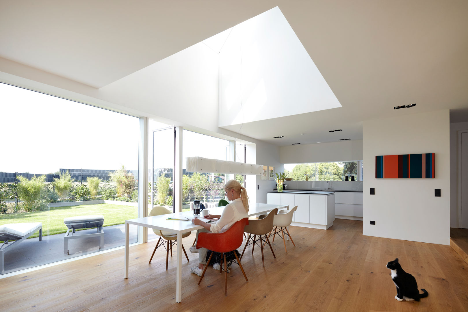 Modern und lichtdurchflutet: Einfamilienhaus am Stadtrand, Falke Architekten Falke Architekten Minimalist dining room