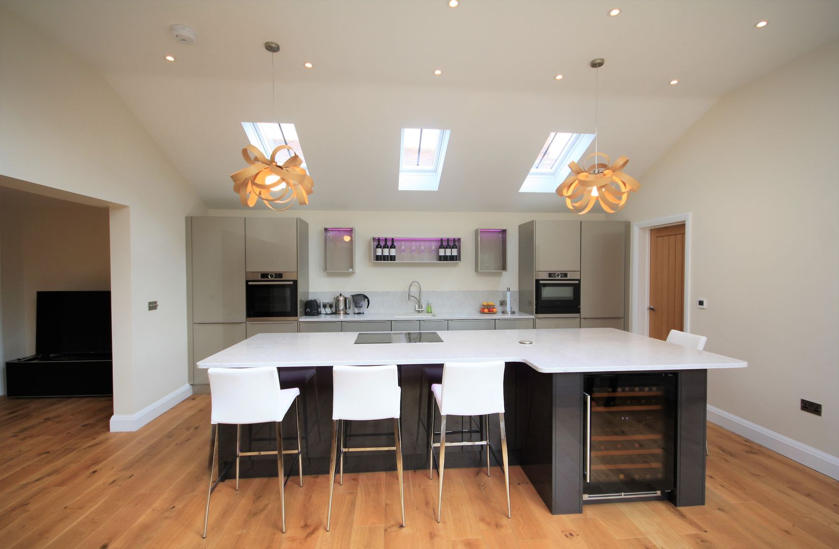 Great Bardfield, Essex Kitchencraft Cocinas modernas: Ideas, imágenes y decoración Plástico kitchen,kitchen design,kitchen appliances,modern,gloss,open plan kitchen,kitchen island,kitchen seating,kitchen floor,kitchen lighting