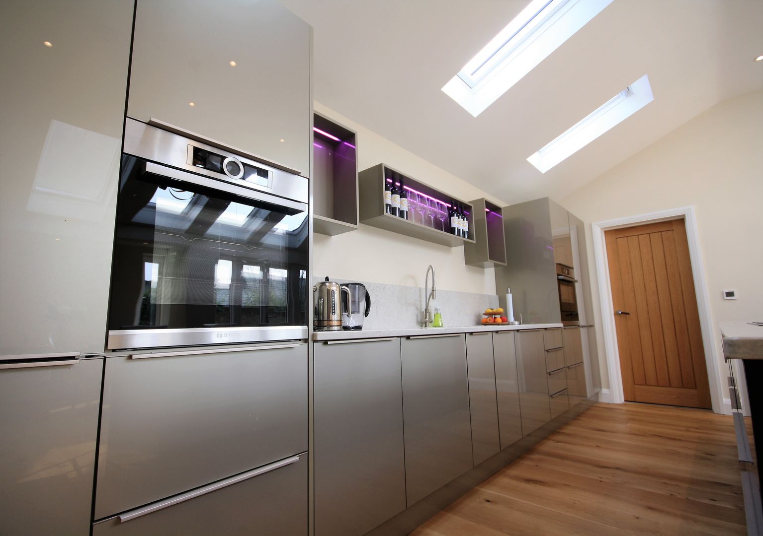 Great Bardfield, Essex Kitchencraft Cocinas modernas: Ideas, imágenes y decoración Plástico kitchen,kitchen design,kitchen appliances,kitchen lighting,gloss,modern,open plan kitchen,kitchen cabinet,kitchen floor