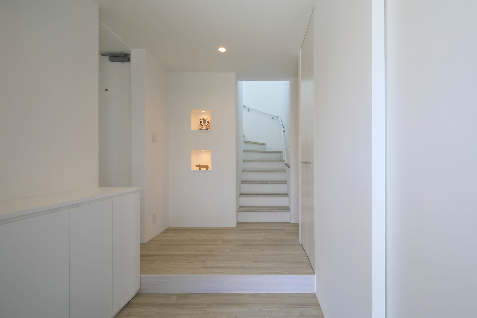小松の家～シンプルモダンの家～, ㈱ライフ建築設計事務所 ㈱ライフ建築設計事務所 Modern corridor, hallway & stairs