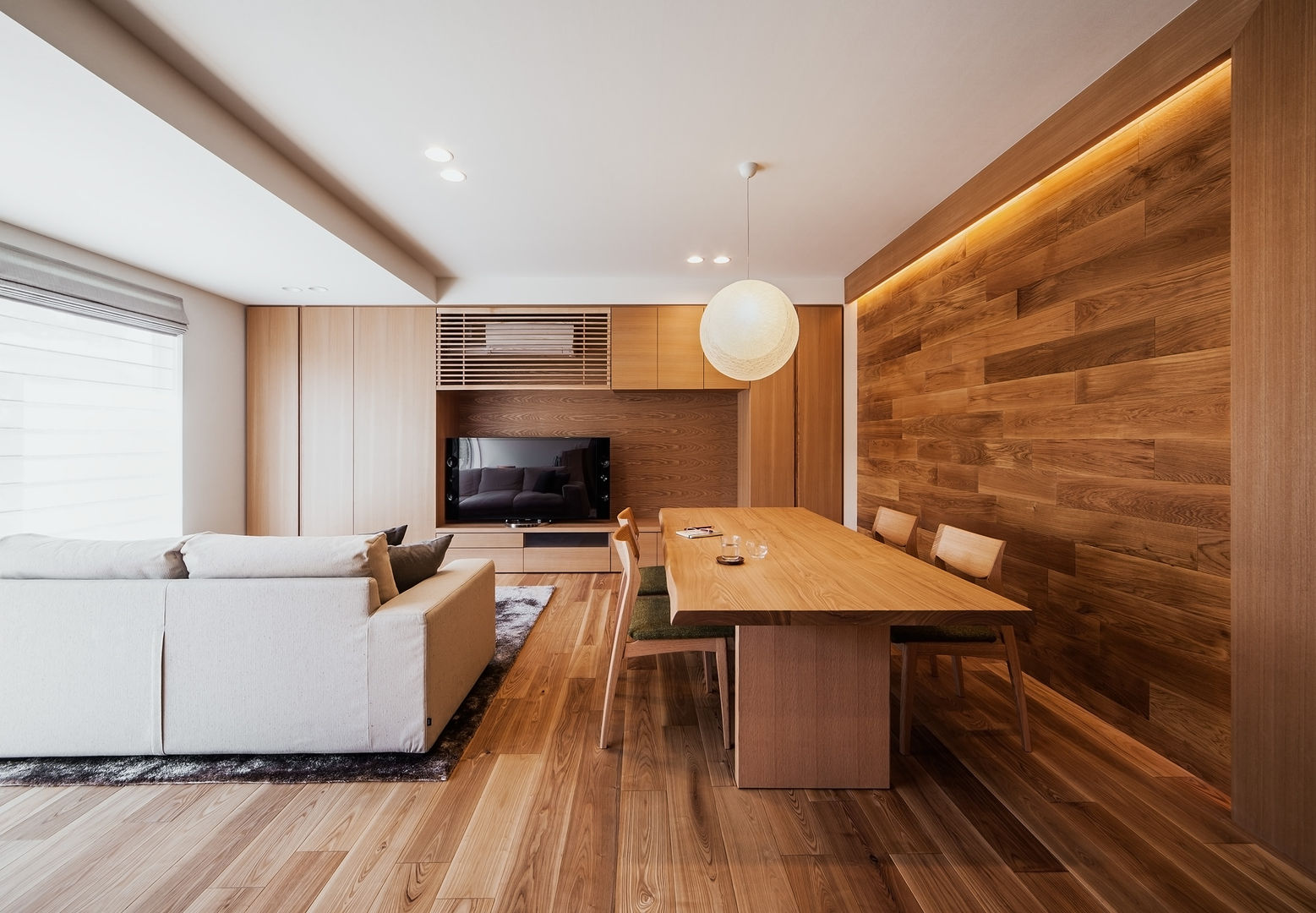 A living of a couple after the children have fled 株式会社seki.design Modern living room