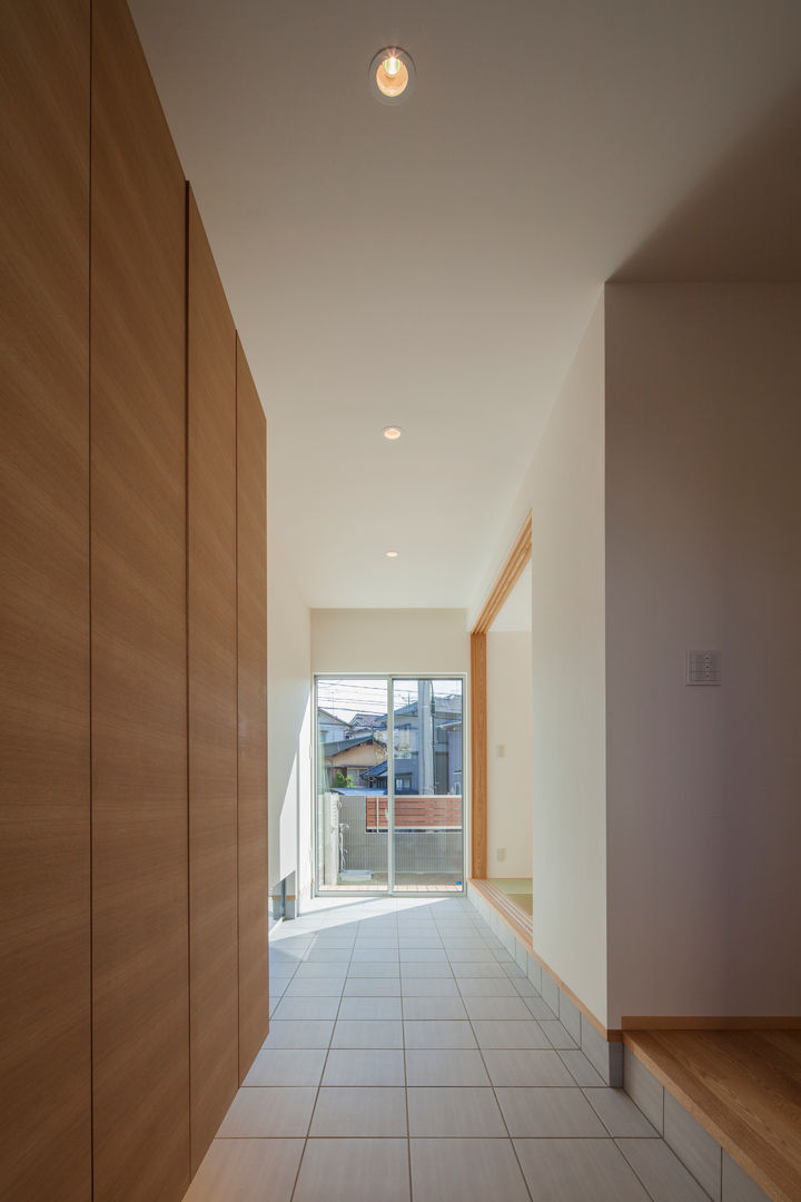 東陽台の家, 株式会社seki.design 株式会社seki.design Modern corridor, hallway & stairs