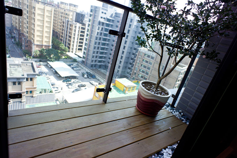 陽台 homify Modern balcony, veranda & terrace