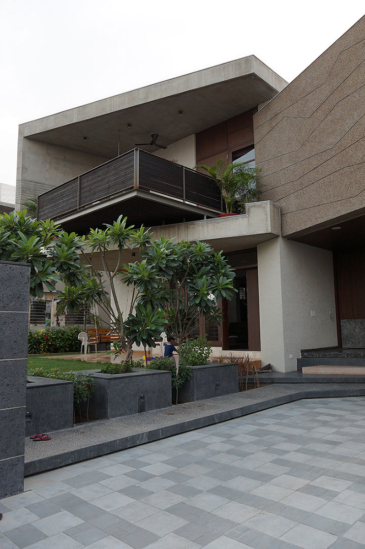 Residence of Brijesh Patel, Architects at Work Architects at Work Rumah Modern