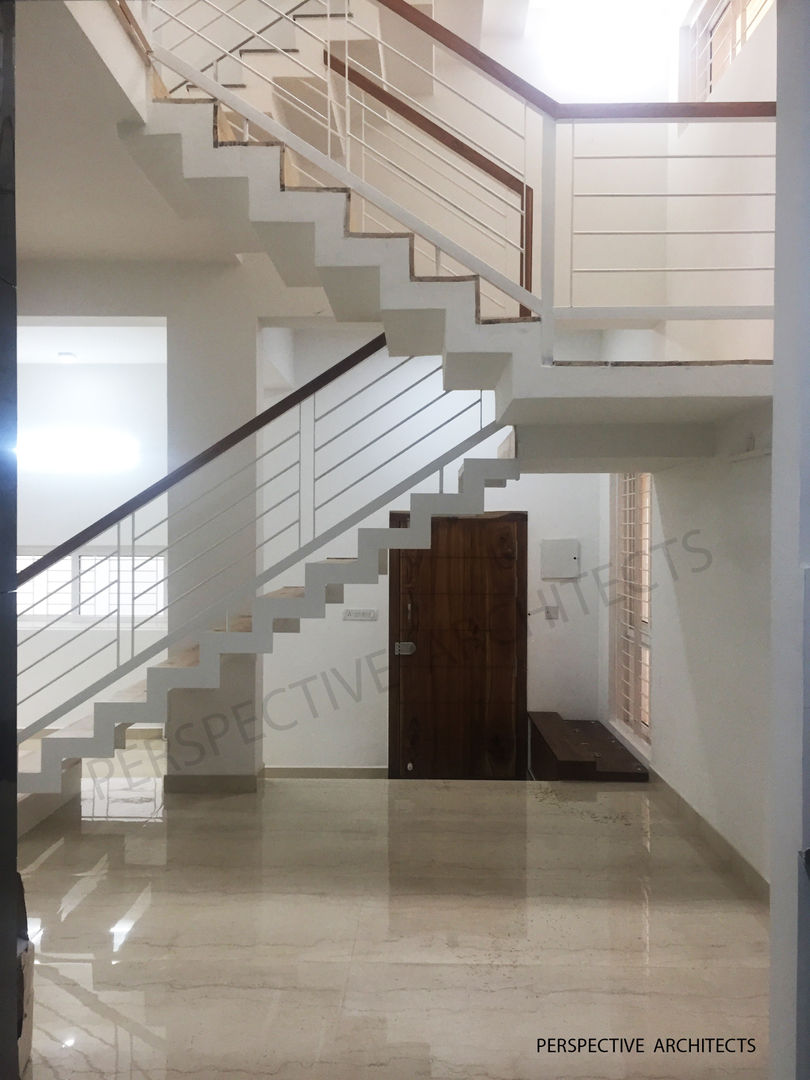 Mr. Thouseef Residence, perspective architects perspective architects Minimalist corridor, hallway & stairs