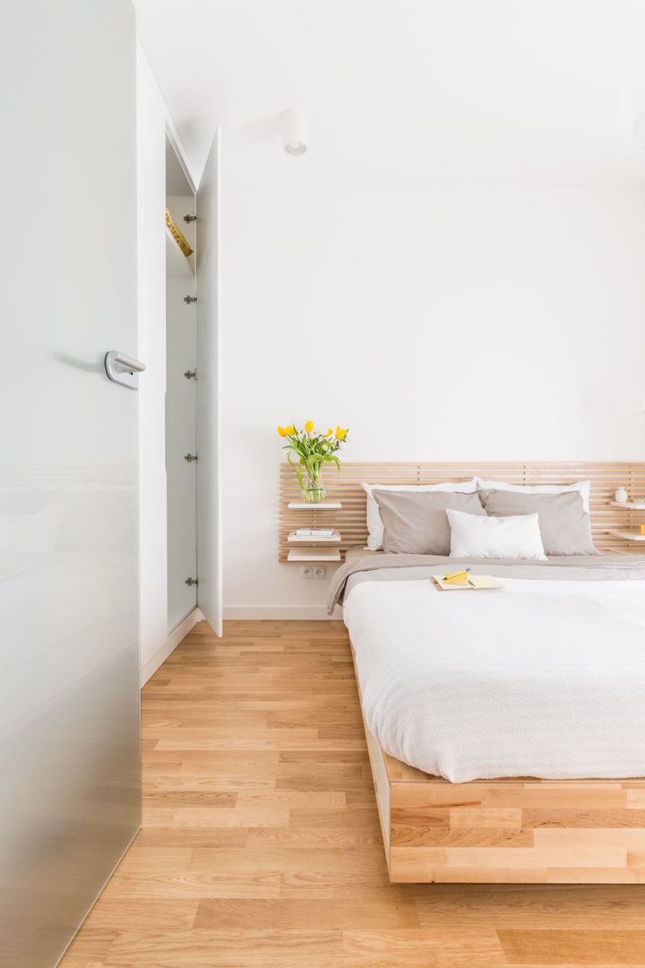 nowoczesne mieszkanie z białą kuchnią , Pracownia Architektury Wnętrz Decoroom Pracownia Architektury Wnętrz Decoroom Modern style bedroom Wood Wood effect