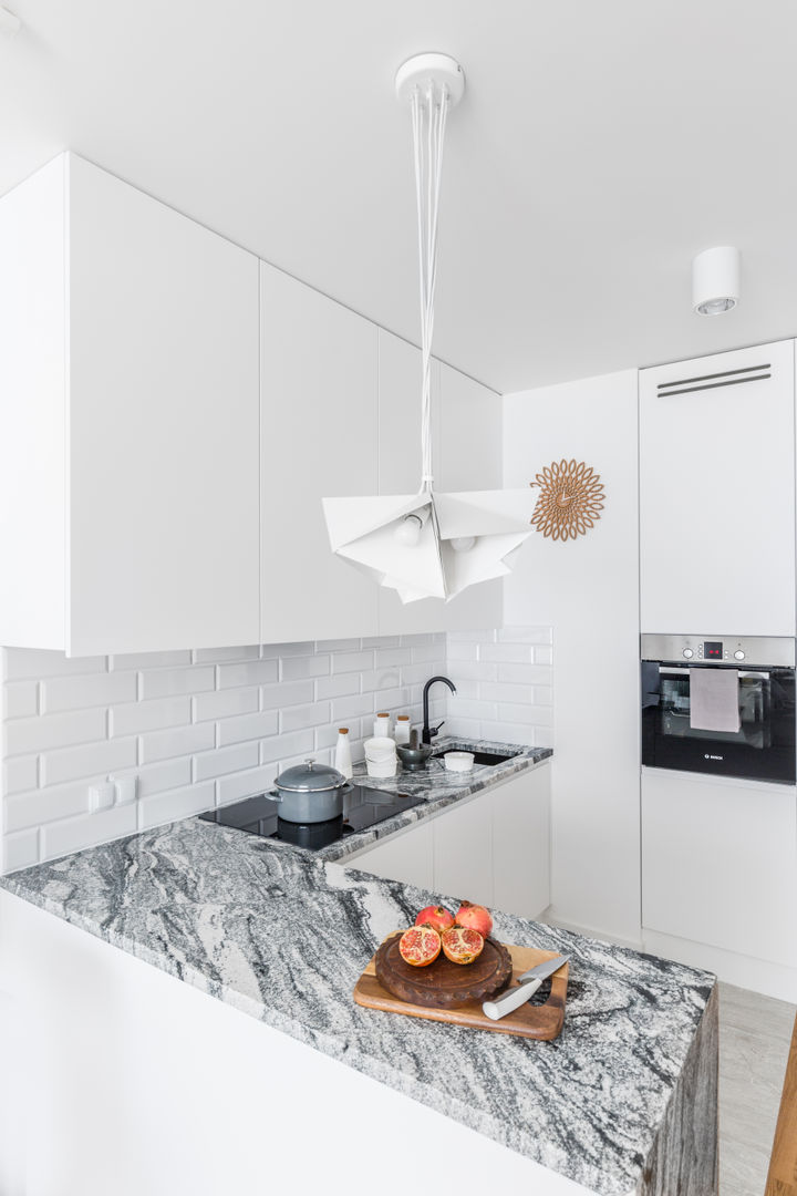 nowoczesne mieszkanie z białą kuchnią , Pracownia Architektury Wnętrz Decoroom Pracownia Architektury Wnętrz Decoroom Cucina moderna Granito