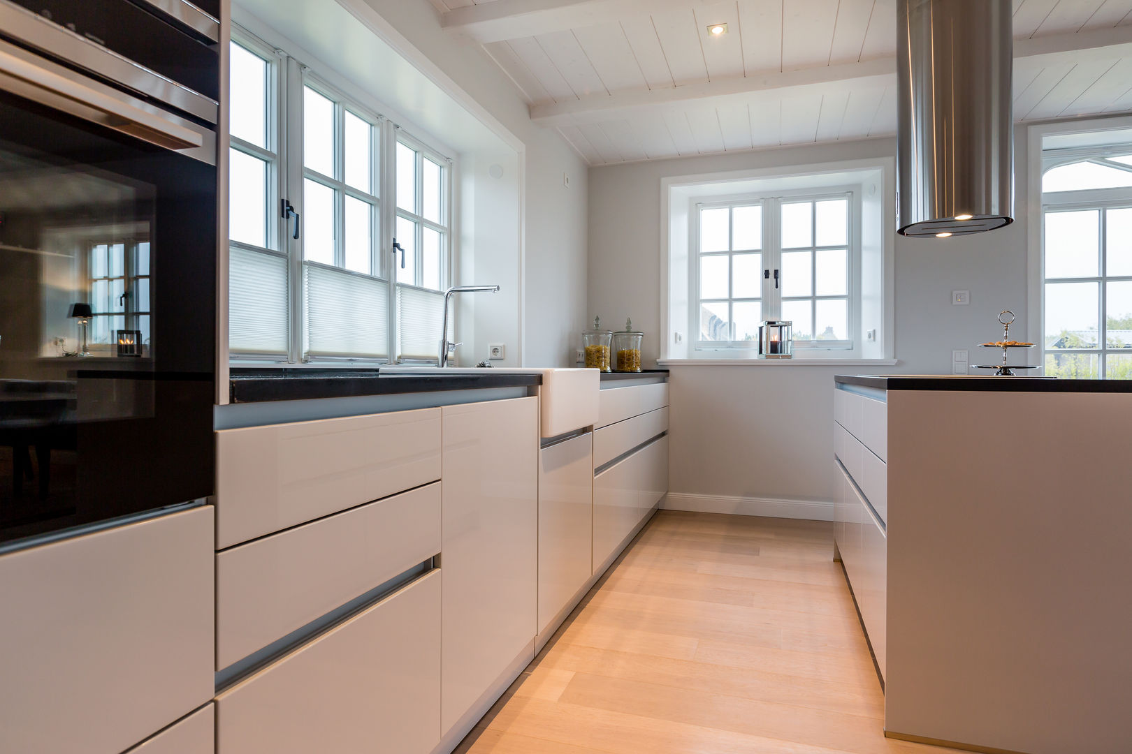 Homestaging Luxusimmobilie: ReetdachHaus in Ausnahmelage, Home Staging Sylt GmbH Home Staging Sylt GmbH Cozinhas modernas