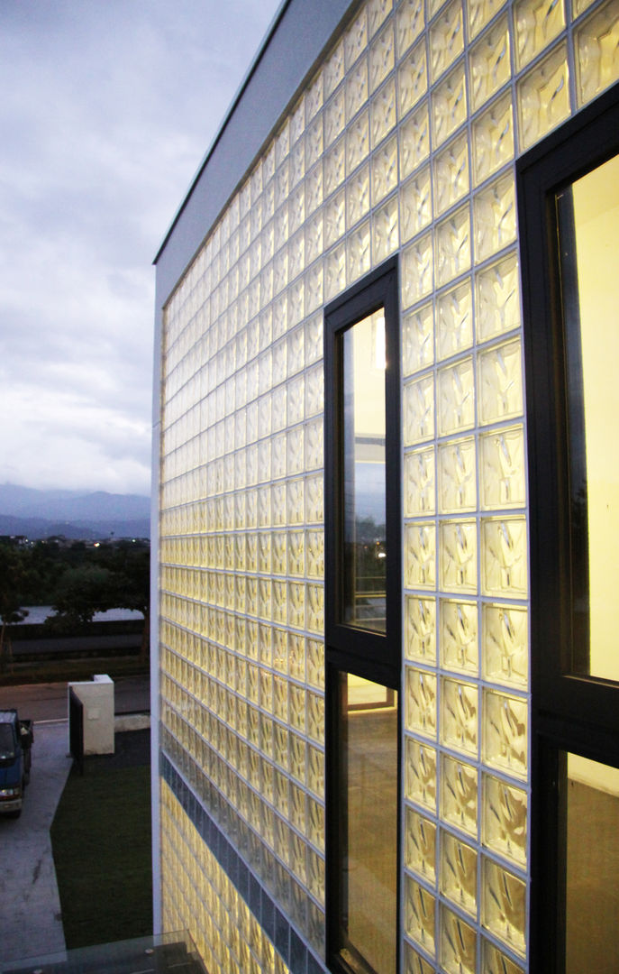 大面的採光迎接晨光 賴人碩建築師事務所 現代房屋設計點子、靈感 & 圖片 玻璃 玻璃磚,小住宅
