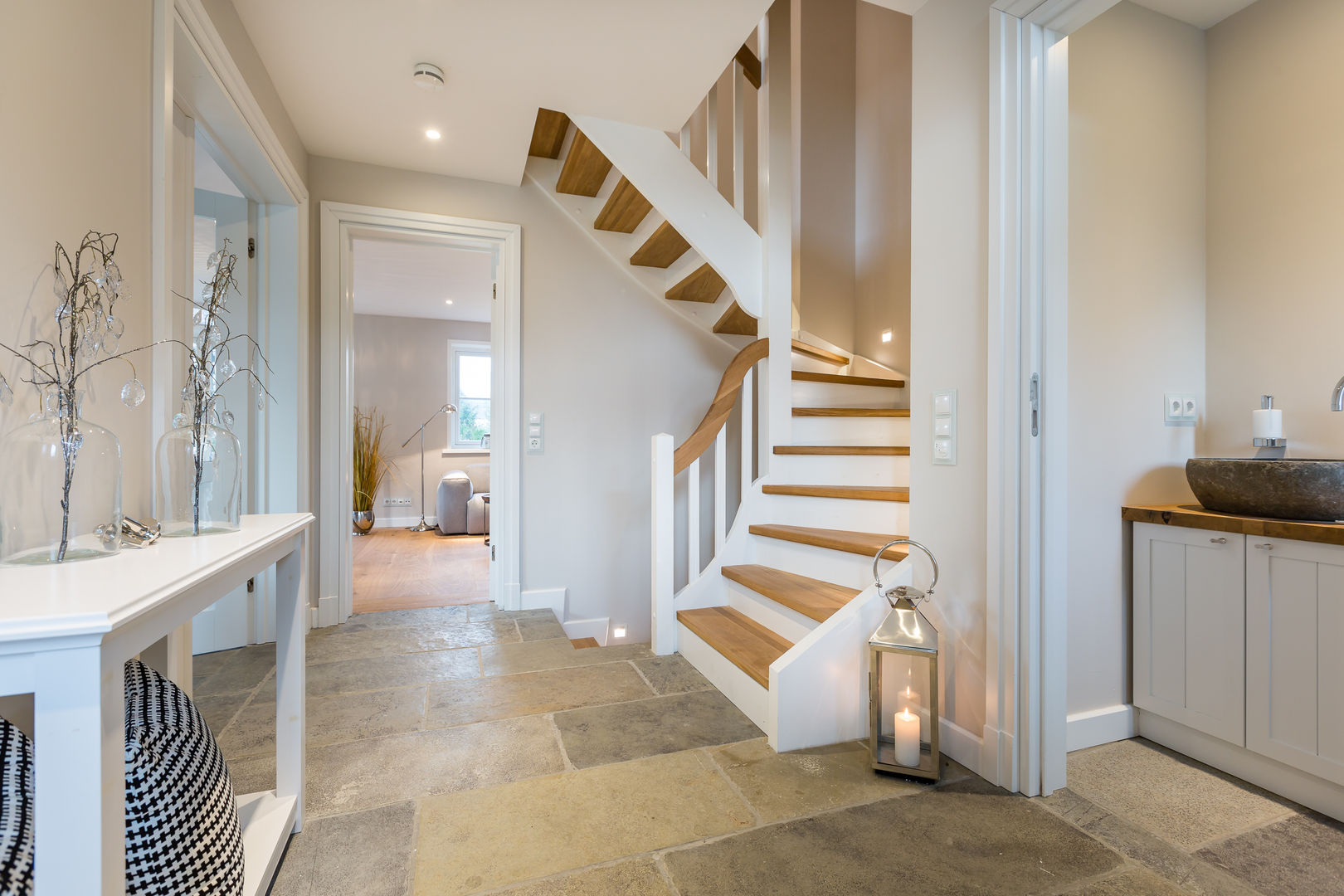 homify Modern Koridor, Hol & Merdivenler