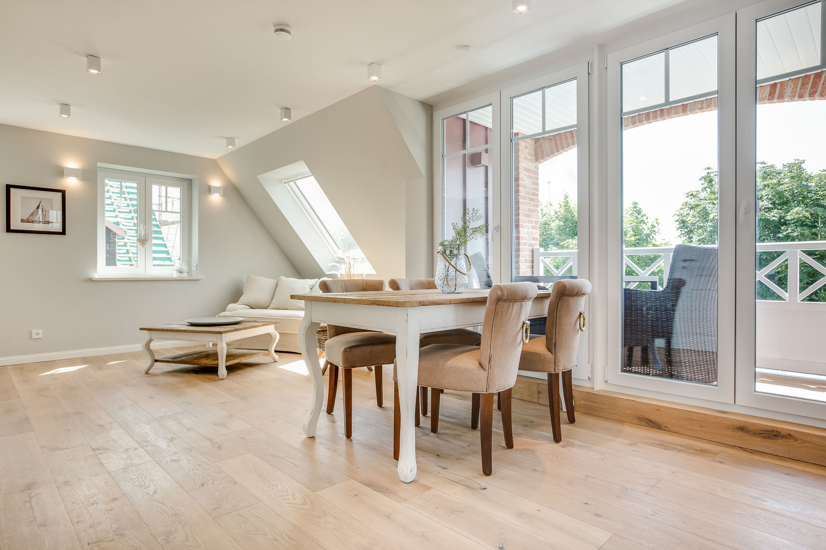 Einrichtung einer Dachgeschosswohnung in Westerland auf Sylt, Home Staging Sylt GmbH Home Staging Sylt GmbH Столовая комната в стиле модерн