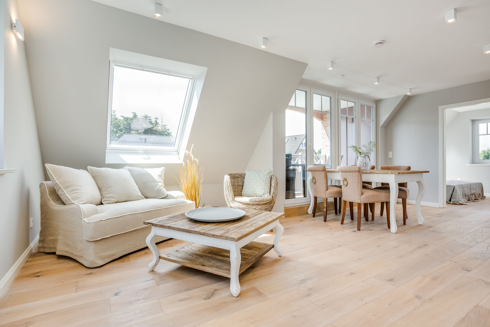 Einrichtung einer Dachgeschosswohnung in Westerland auf Sylt, Home Staging Sylt GmbH Home Staging Sylt GmbH Nowoczesny salon