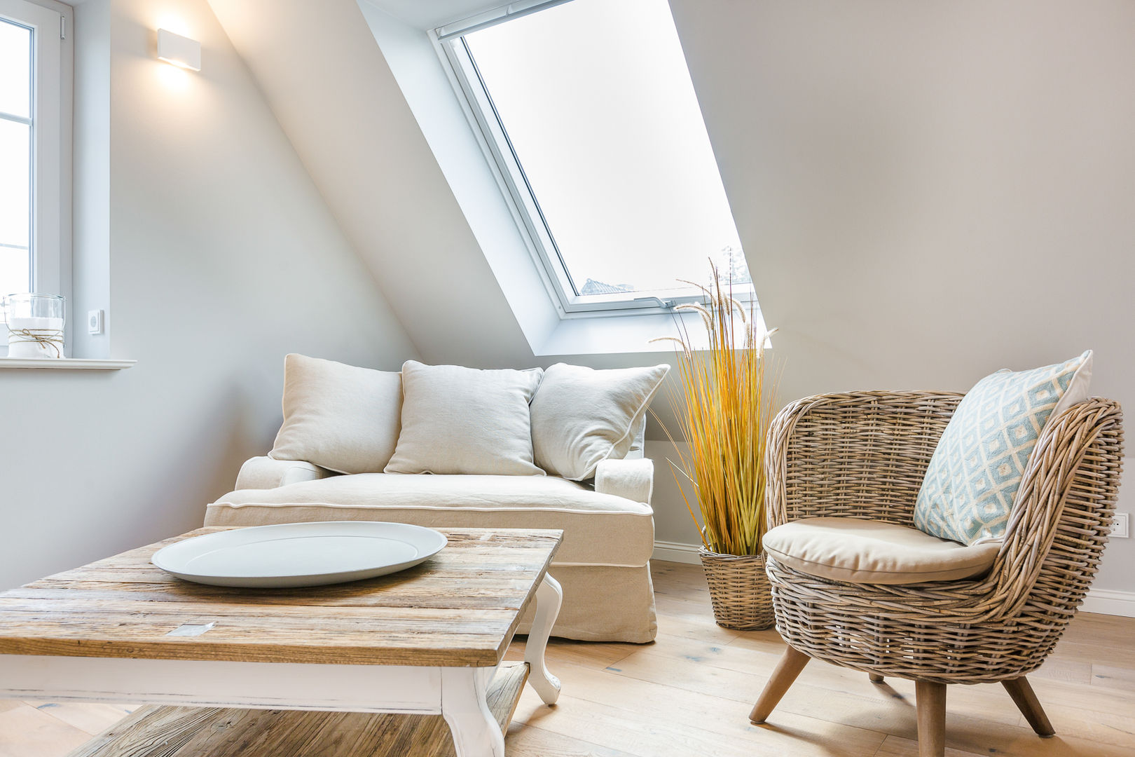 Einrichtung einer Dachgeschosswohnung in Westerland auf Sylt, Home Staging Sylt GmbH Home Staging Sylt GmbH Nowoczesny salon