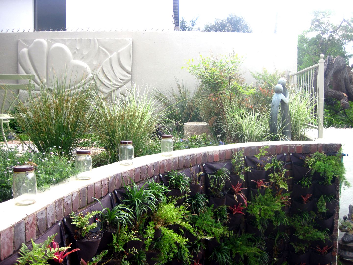 Working with Small Gardens, Young Landscape Design Studio Young Landscape Design Studio Modern style gardens