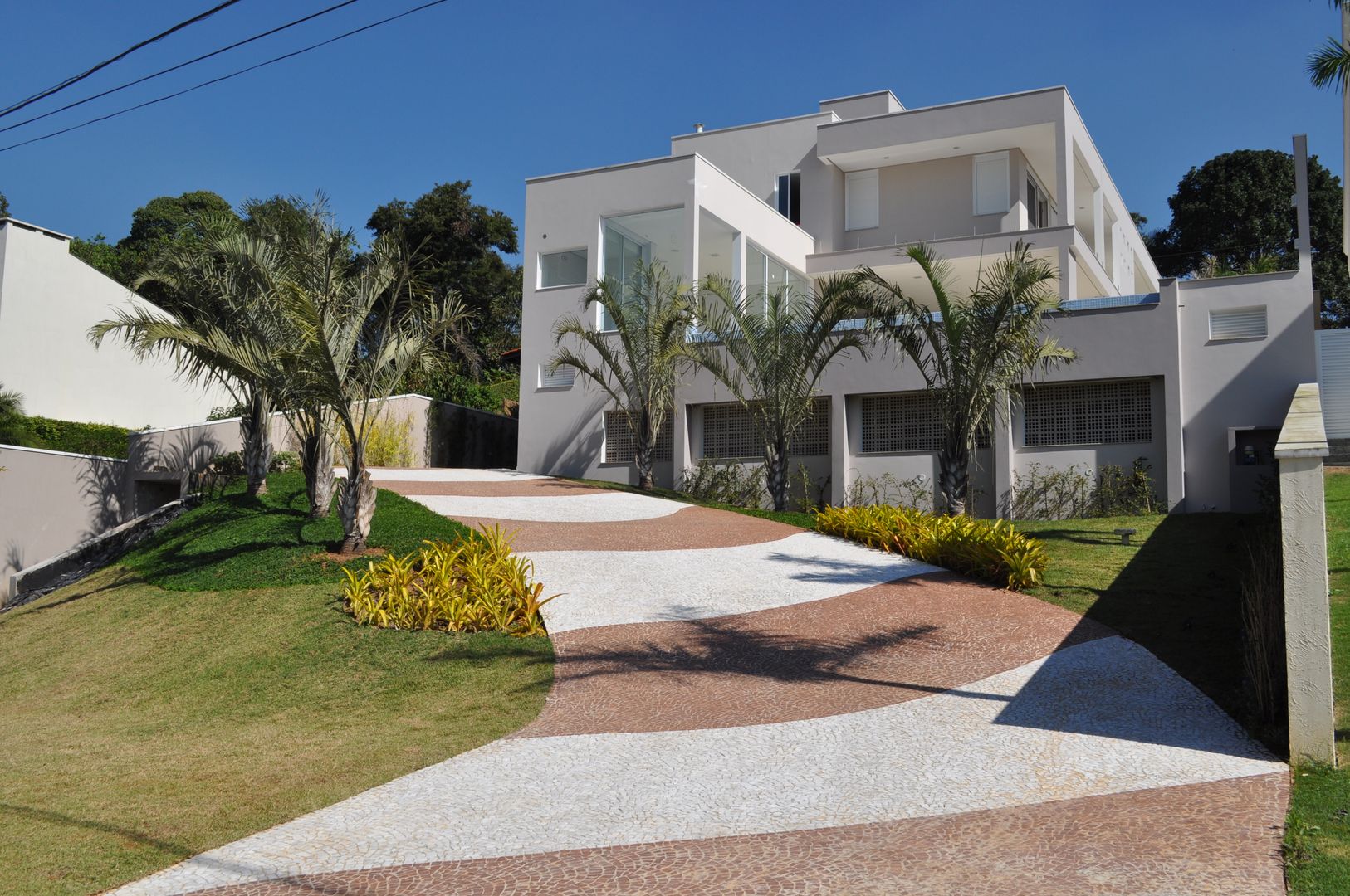 Paisagismo residencial na Granja Viana, Kelly Abramo Paisagismo Kelly Abramo Paisagismo モダンな庭