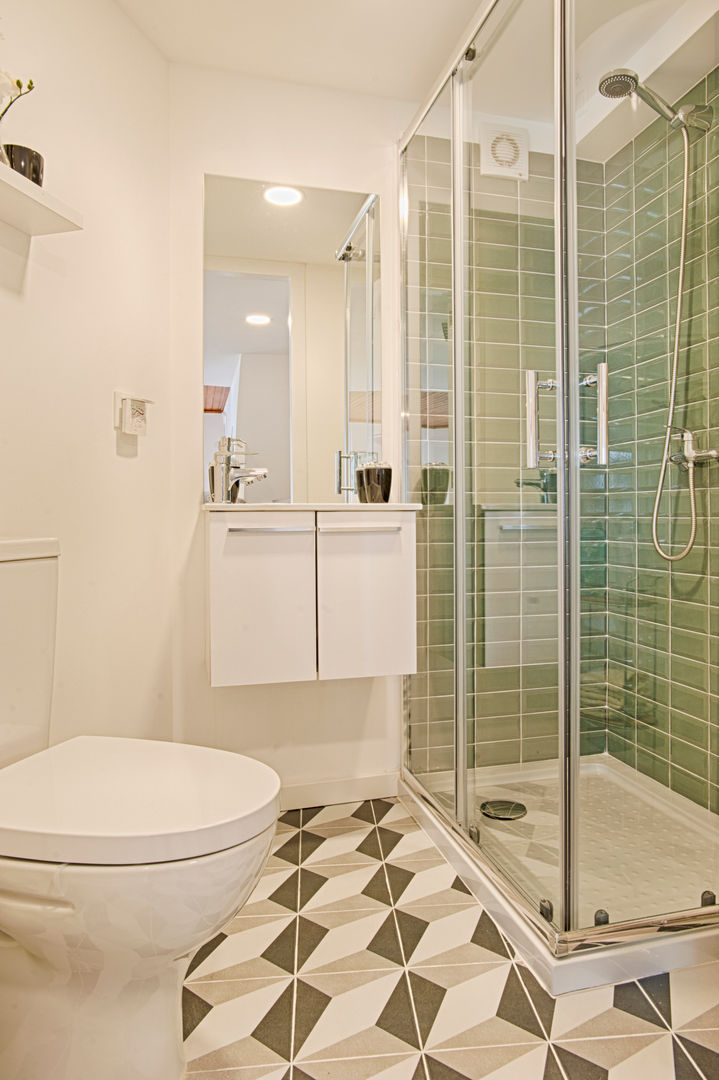 Instalação Sanitária homify Casas de banho escandinavas casa de banho,remodelação,mosaico,menta,clean,simples,moderna,pequena,padrão