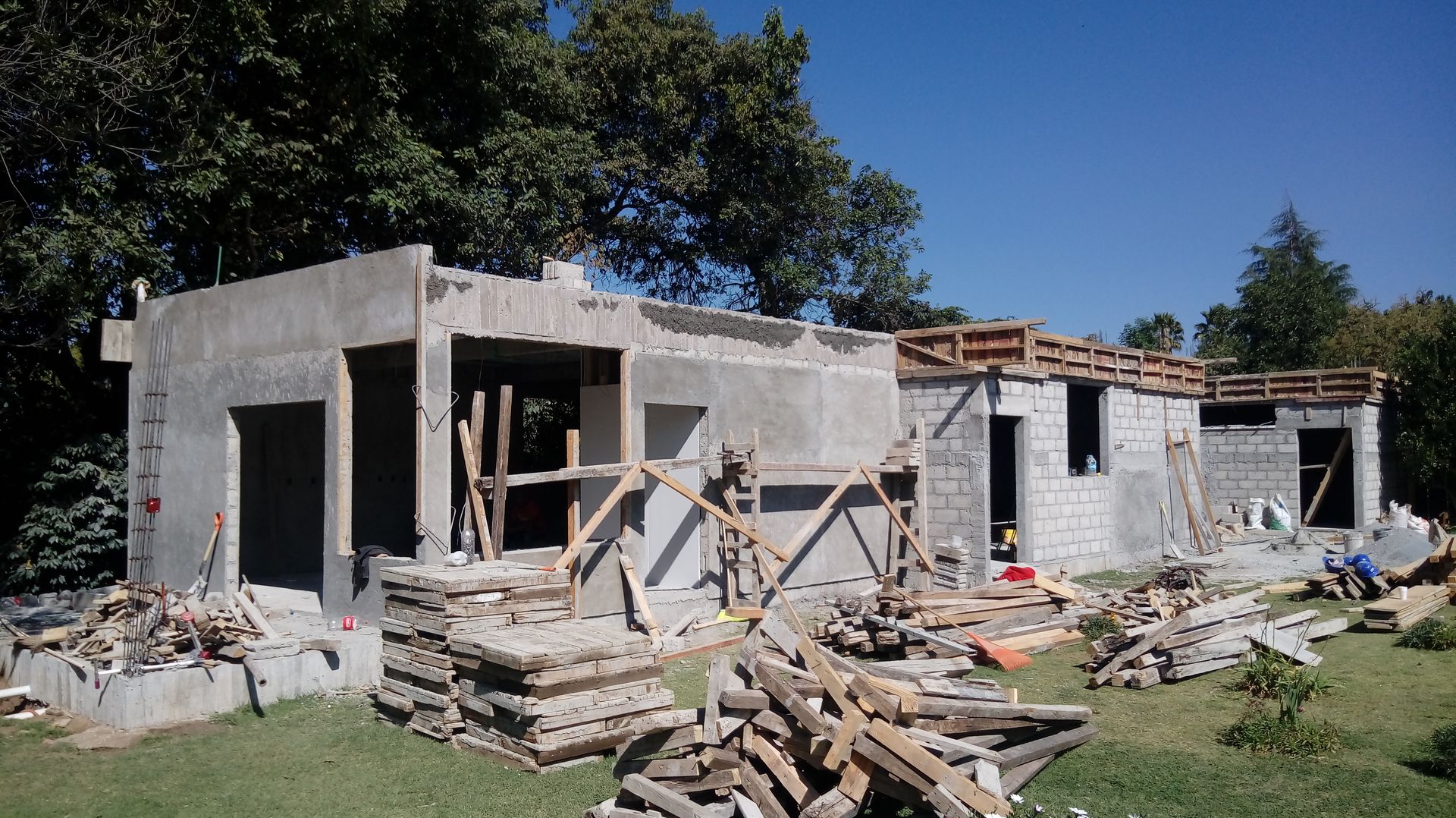 ​Inicio en los aplanados de fachadas. taller garcia arquitectura integral Casas de estilo rural