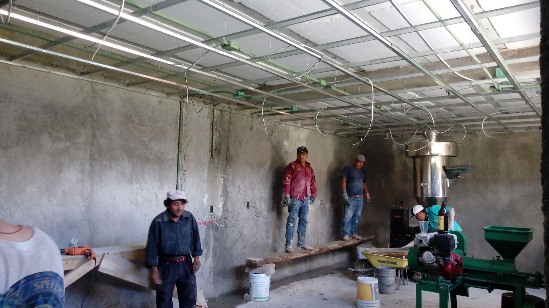 ​Instalación de bastidor metalico para muros y plafón falsos. taller garcia arquitectura integral Comedores de estilo rural