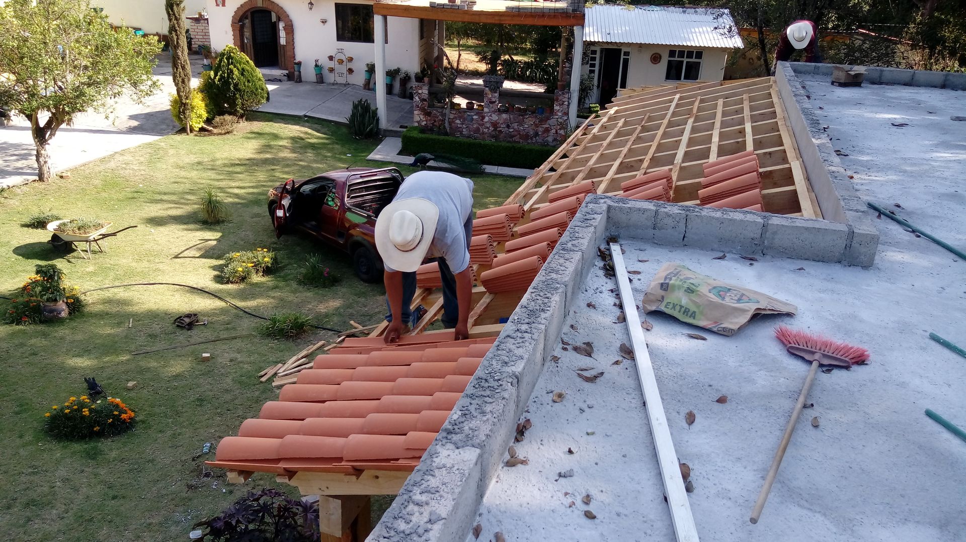 Colocación de teja de barro natural. taller garcia arquitectura integral Casas de estilo rural