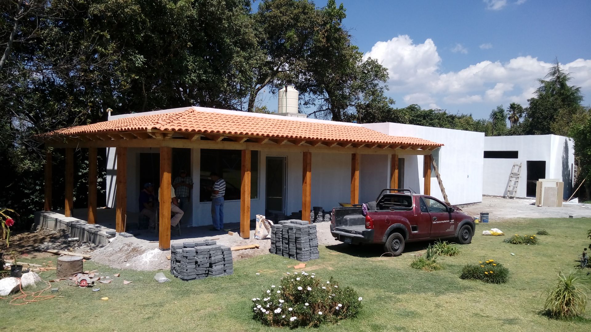 Vista de fachada con un avance del 95%. taller garcia arquitectura integral Casas de estilo rural