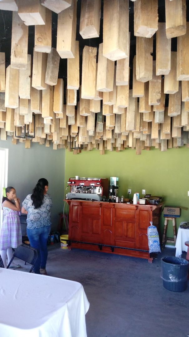 Vista de cafeteria en funcionamiento y falso plafón por medio de polines colganteados. taller garcia arquitectura integral Oficinas