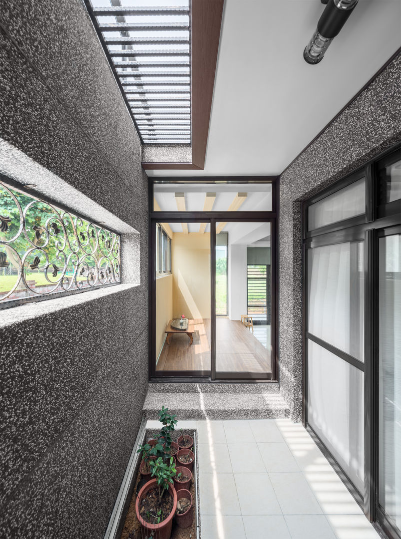 綠森活 Living in a Green Forest, Glocal Architecture Office (G.A.O) 吳宗憲建築師事務所/安藤國際室內裝修工程有限公司 Glocal Architecture Office (G.A.O) 吳宗憲建築師事務所/安藤國際室內裝修工程有限公司 Modern balcony, veranda & terrace