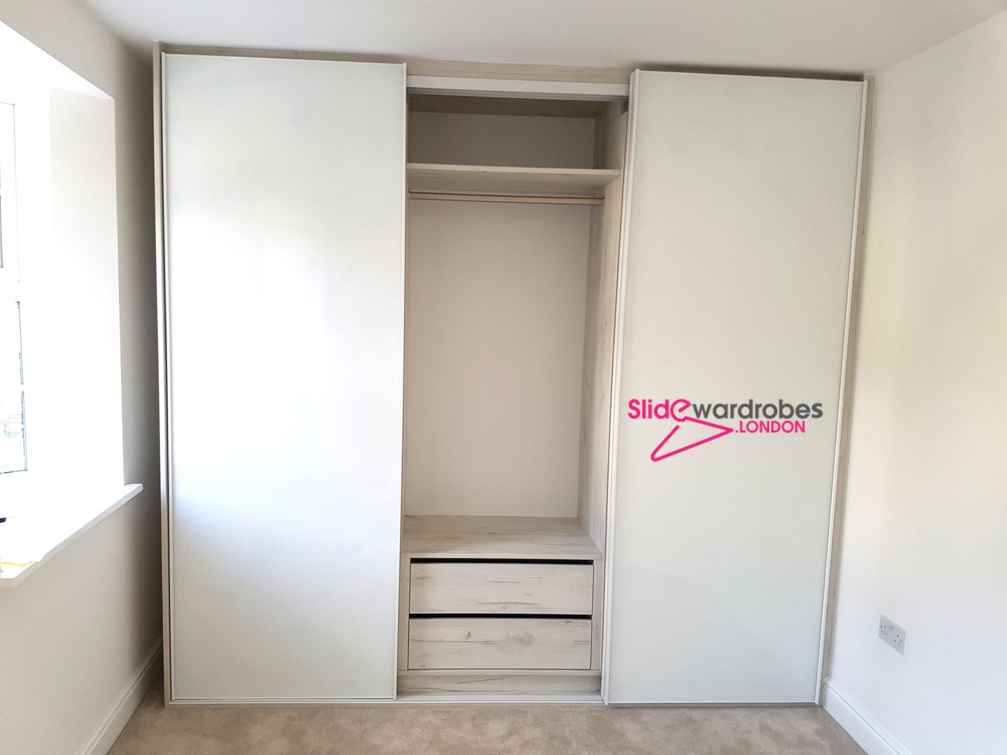 Custom made wardrobe with 3 sliding doors. Opened door view Slide Wardrobes London Modern style bedroom Glass fitted wardrobe,custom made wardrobe,bespoke wardrobe,modern wardrobe,bespoke furniture,fitted furniture,Wardrobes & closets