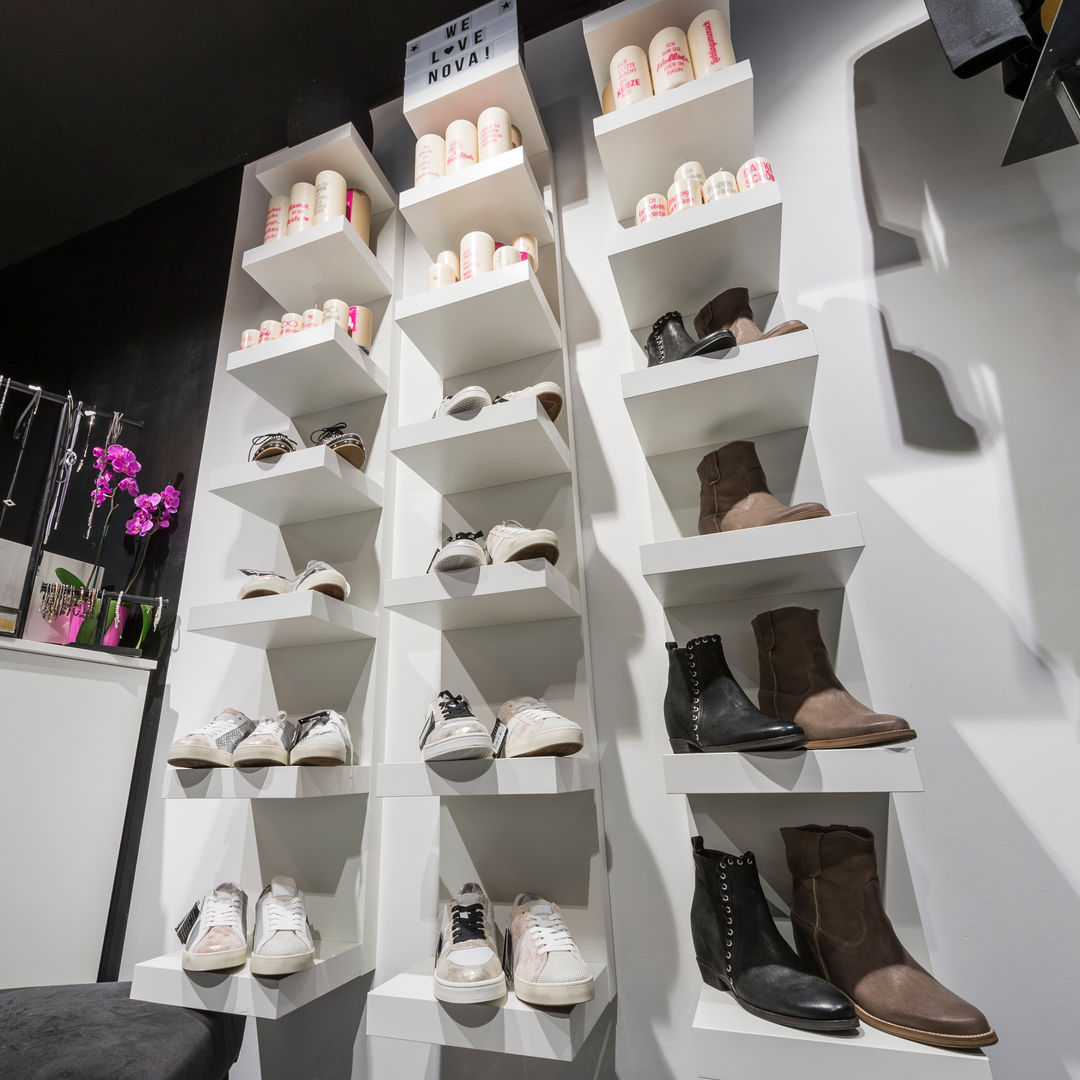 Schuhe und Accessoires optimal präsentiert hysenbergh GmbH | Raumkonzepte Duesseldorf Gewerbeflächen Schuhregal,weißes Regal,Austellung,Ladenflächen