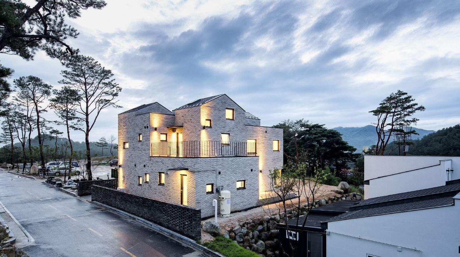 위풍당당, (주)건축사사무소 코비 (주)건축사사무소 코비 Modern houses