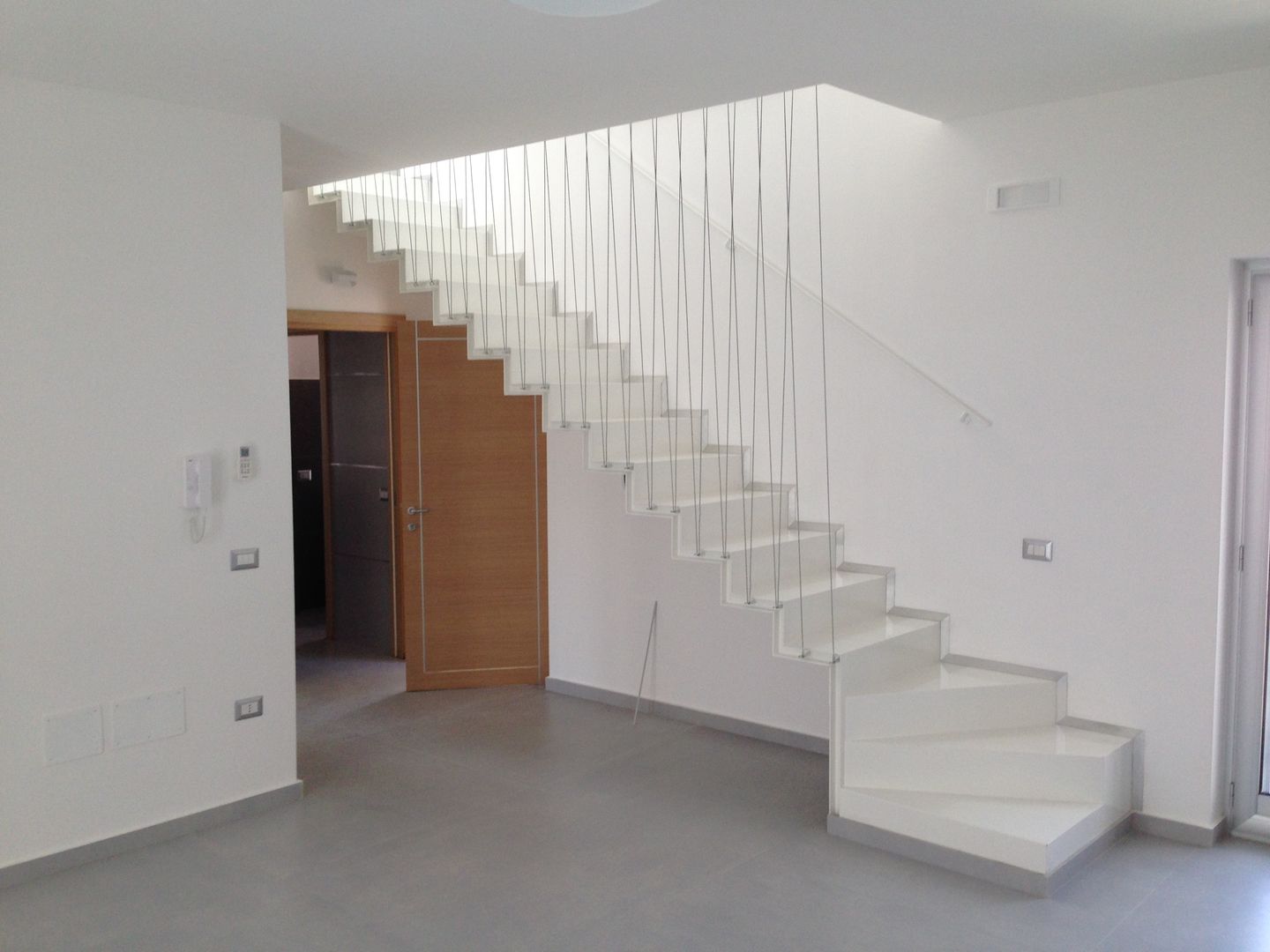 D&F House- San Marcellino, SaMi Architetti SaMi Architetti Minimalist corridor, hallway & stairs