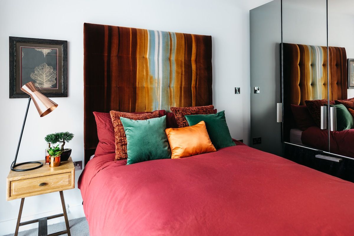 Master Bedroom Katie Malik Design Studio Quartos modernos Headboard,Master Bedroom,Bed,Bedside table,bespoke cushions