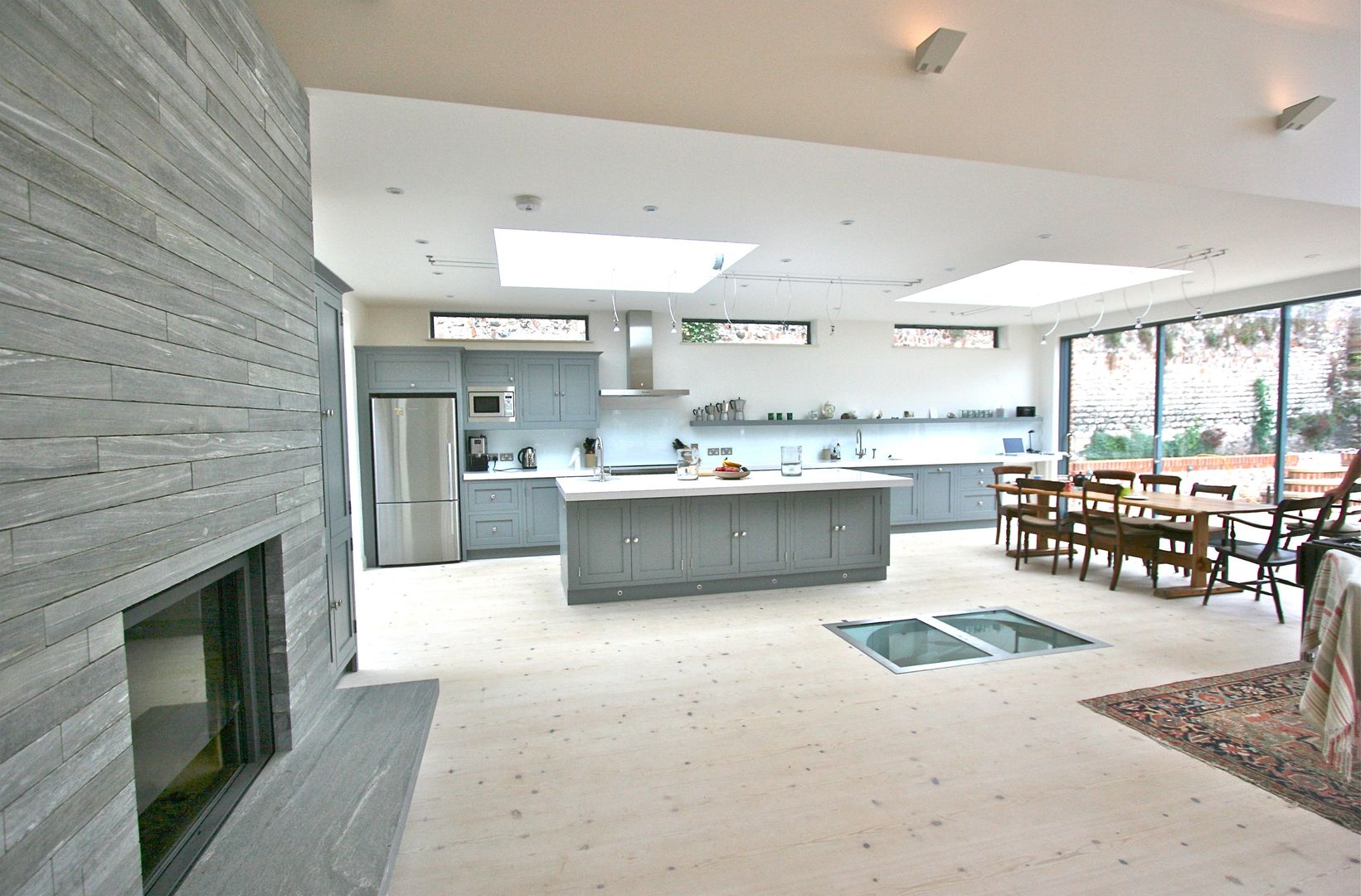 Brancaster, North Norfolk, UK Laura Gompertz Interiors Ltd Cucina in stile classico grey kitchen,kitchen island,island,contemporary kitchen,modern kitchen,large kitchen,grey and white,white worktop