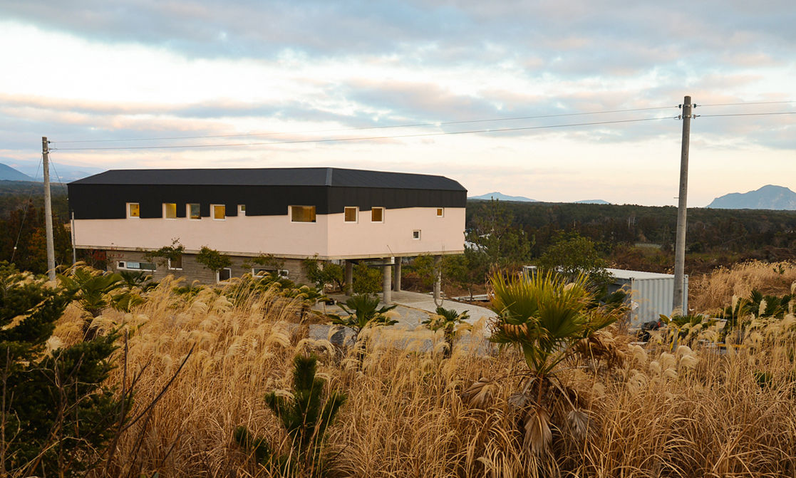 제주 청수리 주택, 더 이레츠 건축가 그룹 더 이레츠 건축가 그룹 Casas modernas