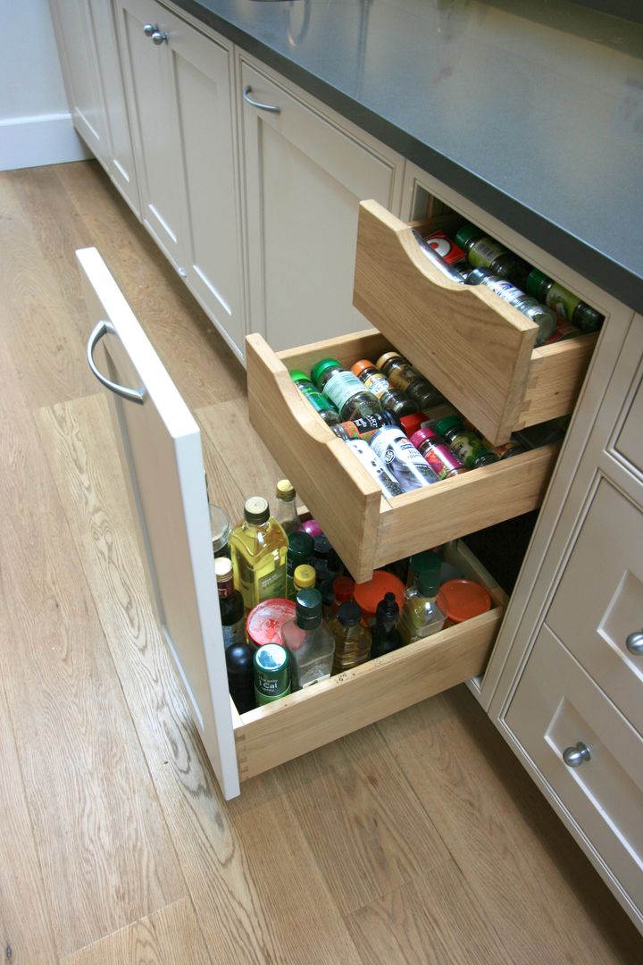 Richmond Kitchen Laura Gompertz Interiors Ltd Cocinas de estilo clásico pull-out,oils,food storage,cooking ingredients,spices,oak drawers,storage,kitchen storage