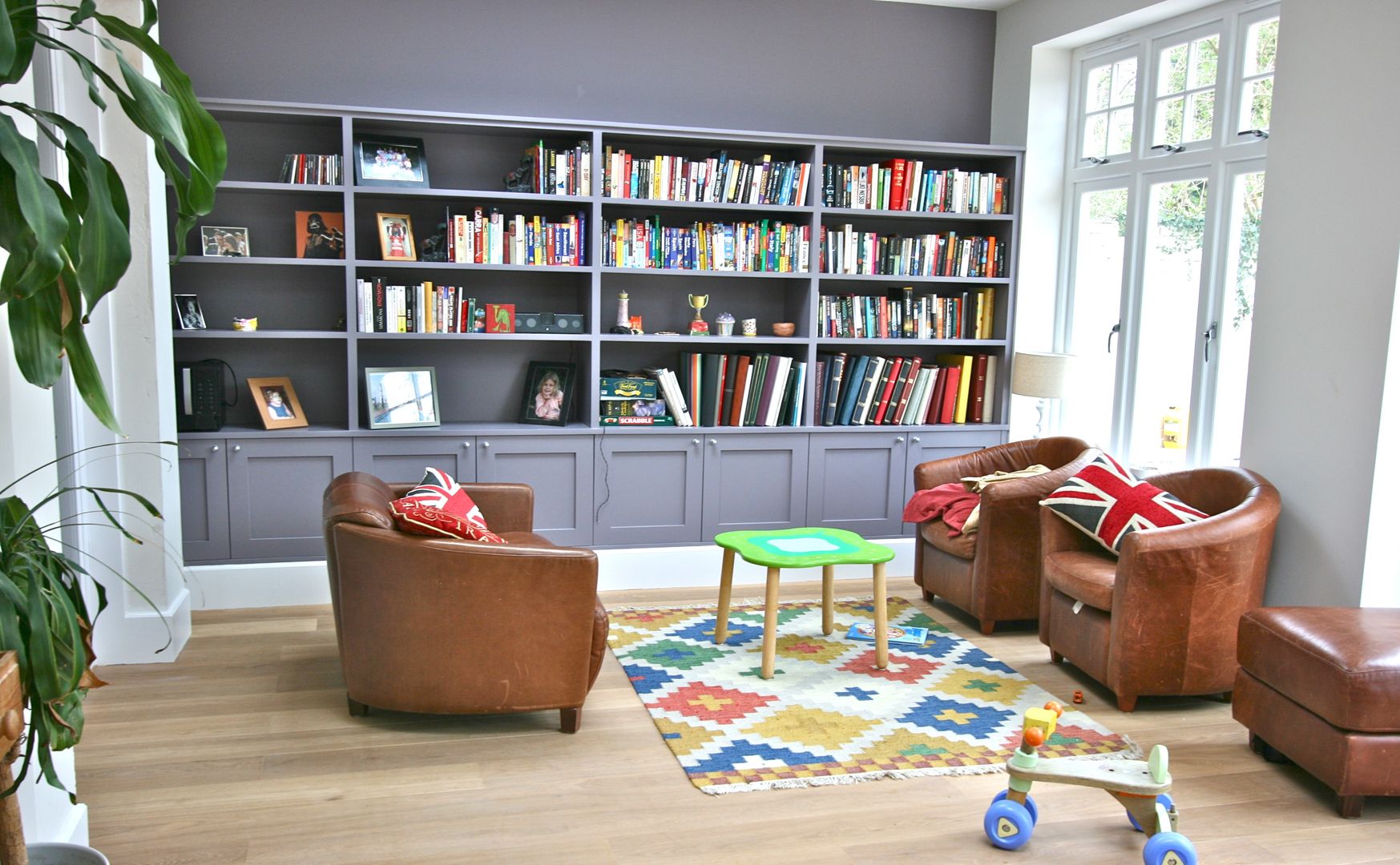 Richmond Kitchen Laura Gompertz Interiors Ltd Ruang Keluarga Klasik playroom,living room,bookcase,armchair,family room