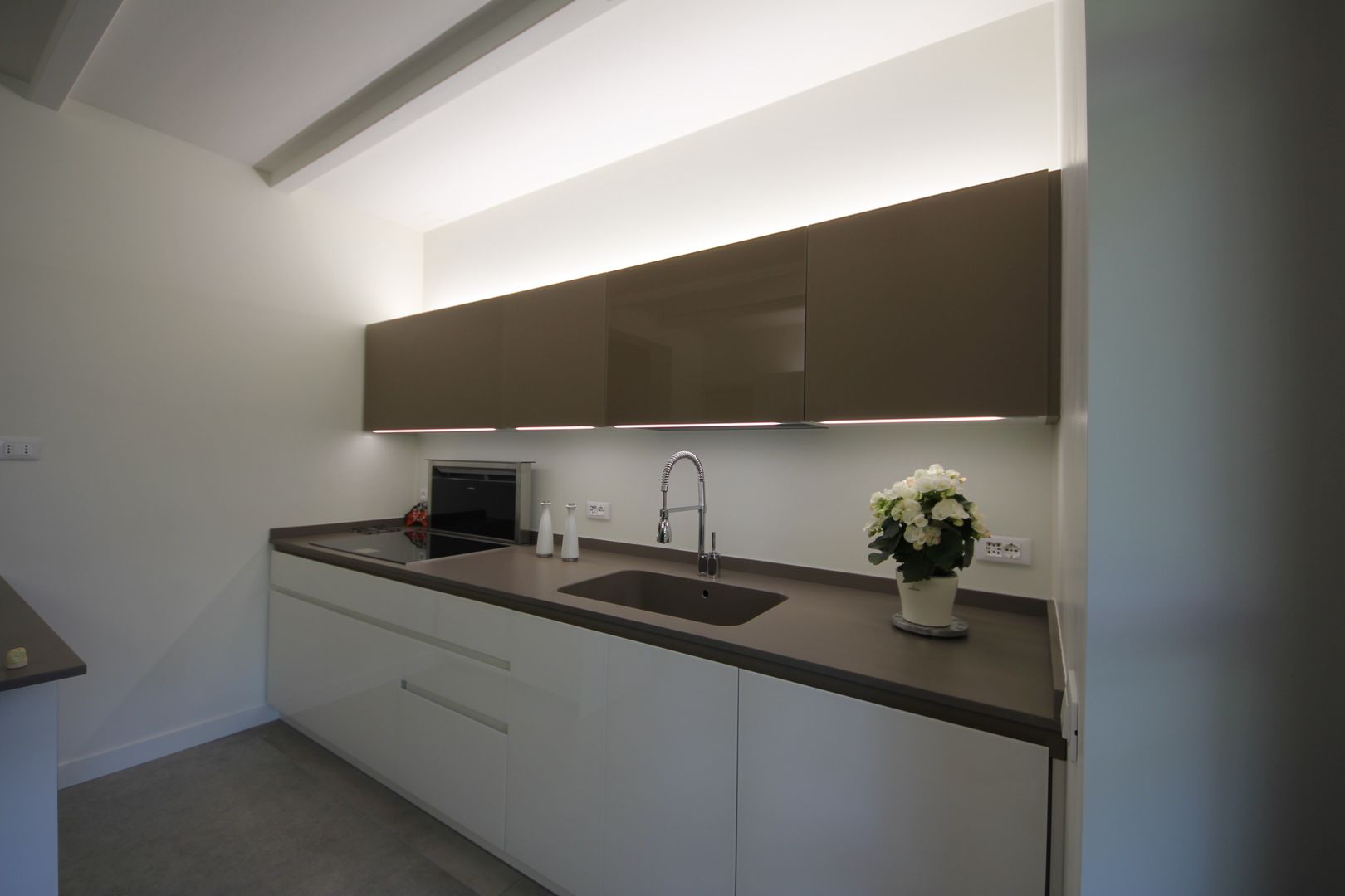 Glass white&brown kitchen, Falegnameria Ferrari Falegnameria Ferrari 現代廚房設計點子、靈感&圖片