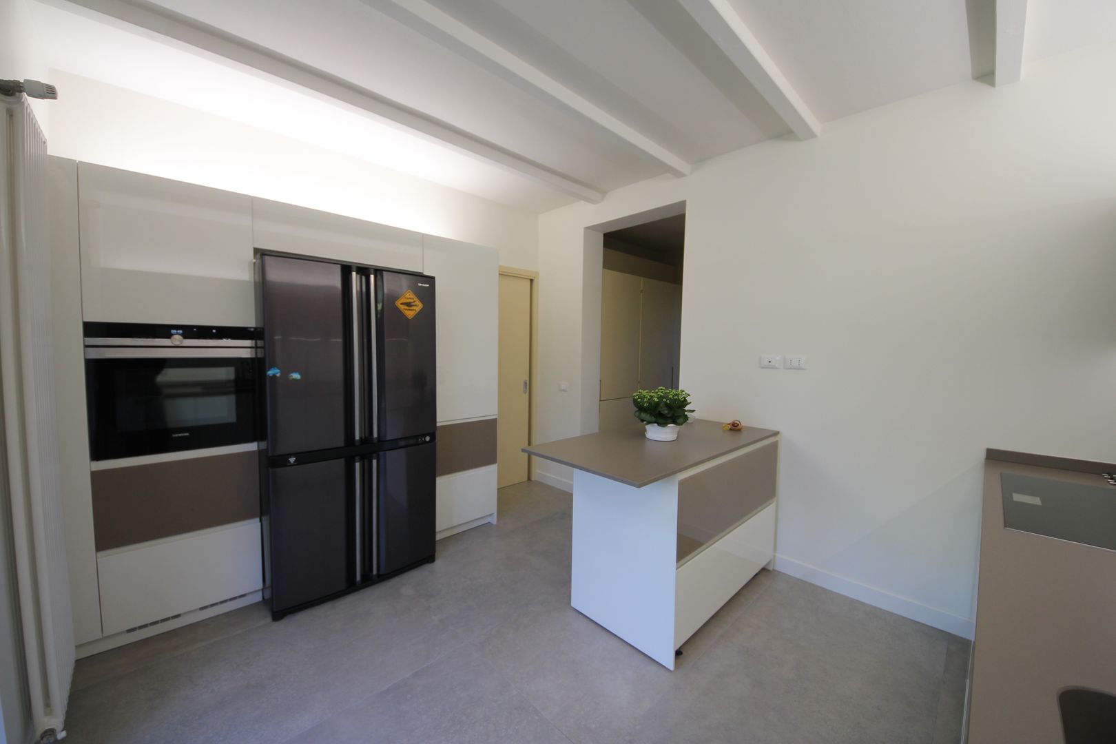 Glass white&brown kitchen, Falegnameria Ferrari Falegnameria Ferrari Modern style kitchen