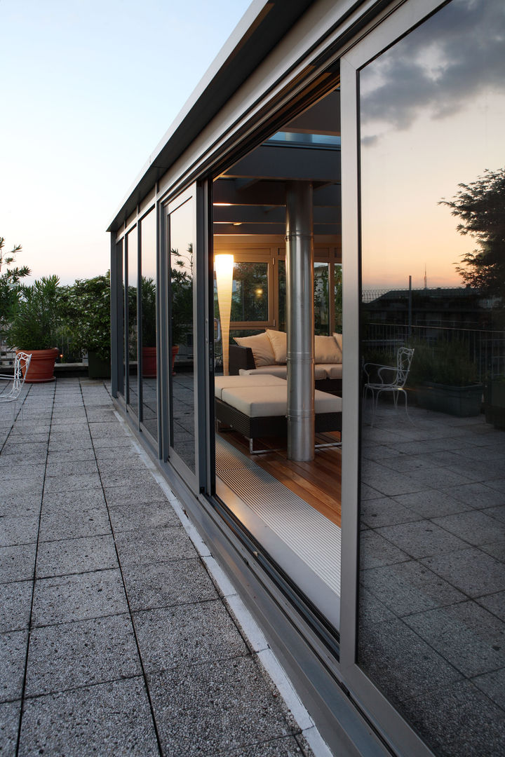 UN GIARDINO D'INVERNO A MILANO, T+T ARCHITETTURA T+T ARCHITETTURA Modern style conservatory