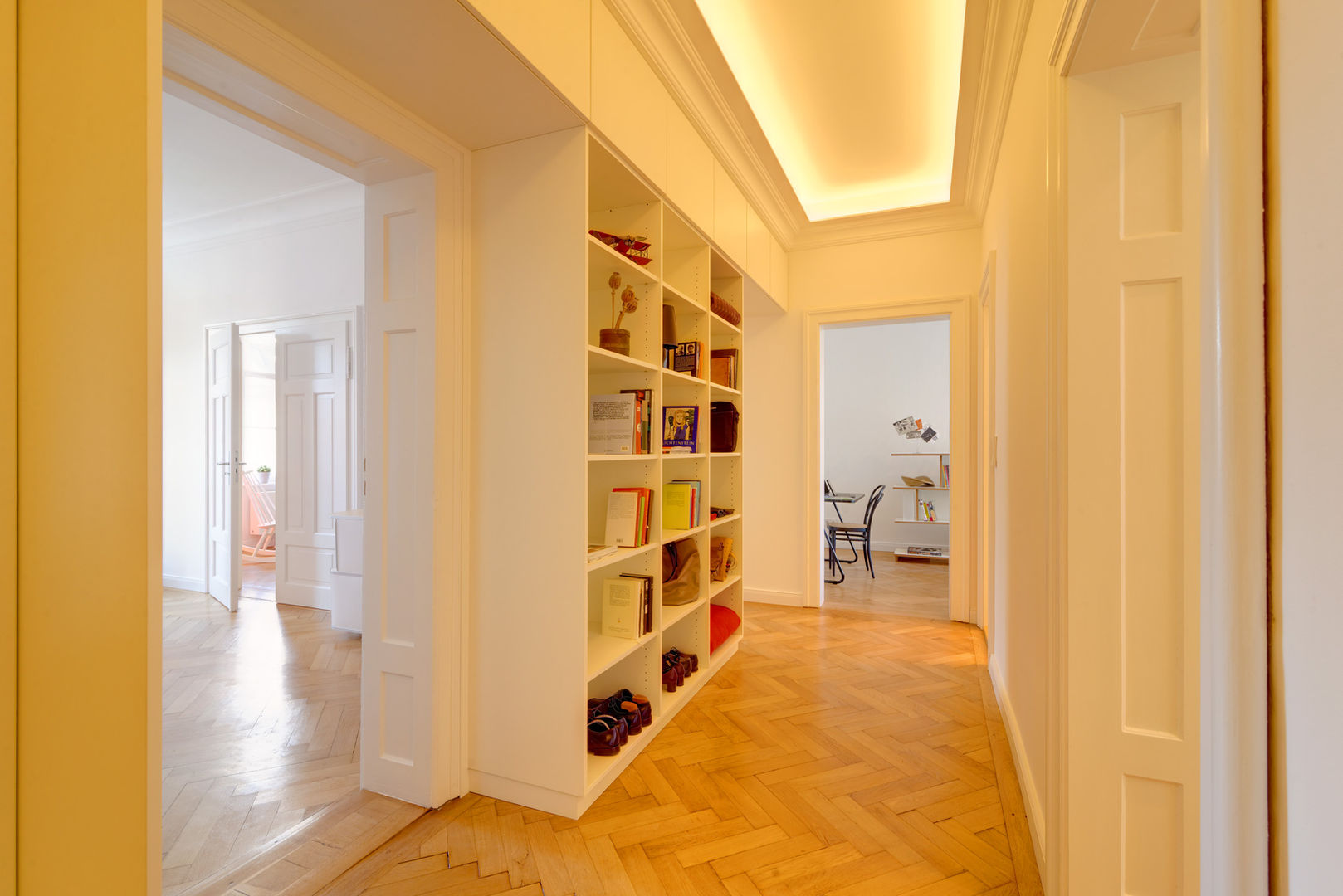 Sanierung Wohnung Schwabing, arcs architekten arcs architekten Classic style corridor, hallway and stairs