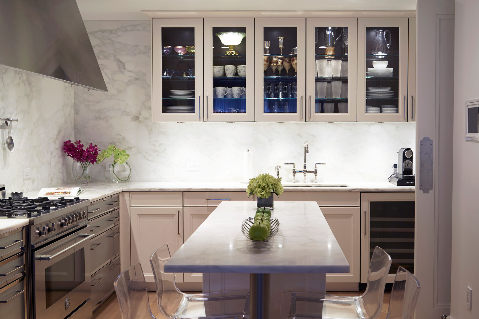 Modern Shaker Kitchen with Marble and Porcelain and glass inserts JKG Interiors Klassische Küchen Marmor kitchen