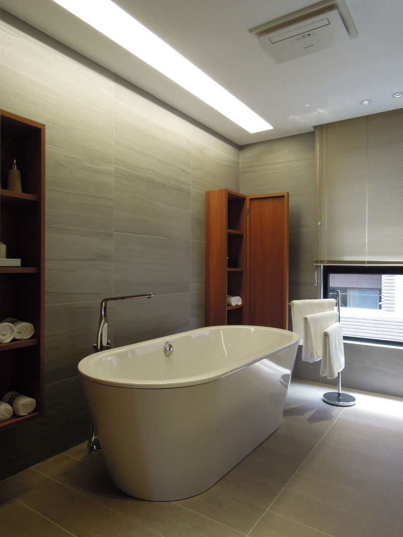 Light 加減0的生活美學, 構築設計 構築設計 Modern style bathrooms