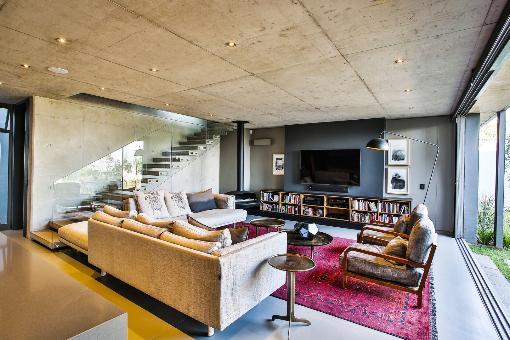 homify Salas de estar modernas Concreto