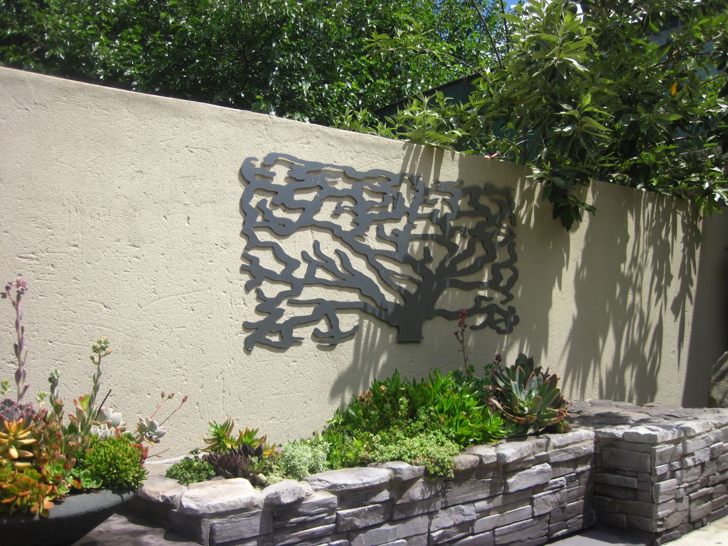 Working with walls Young Landscape Design Studio Modern style gardens