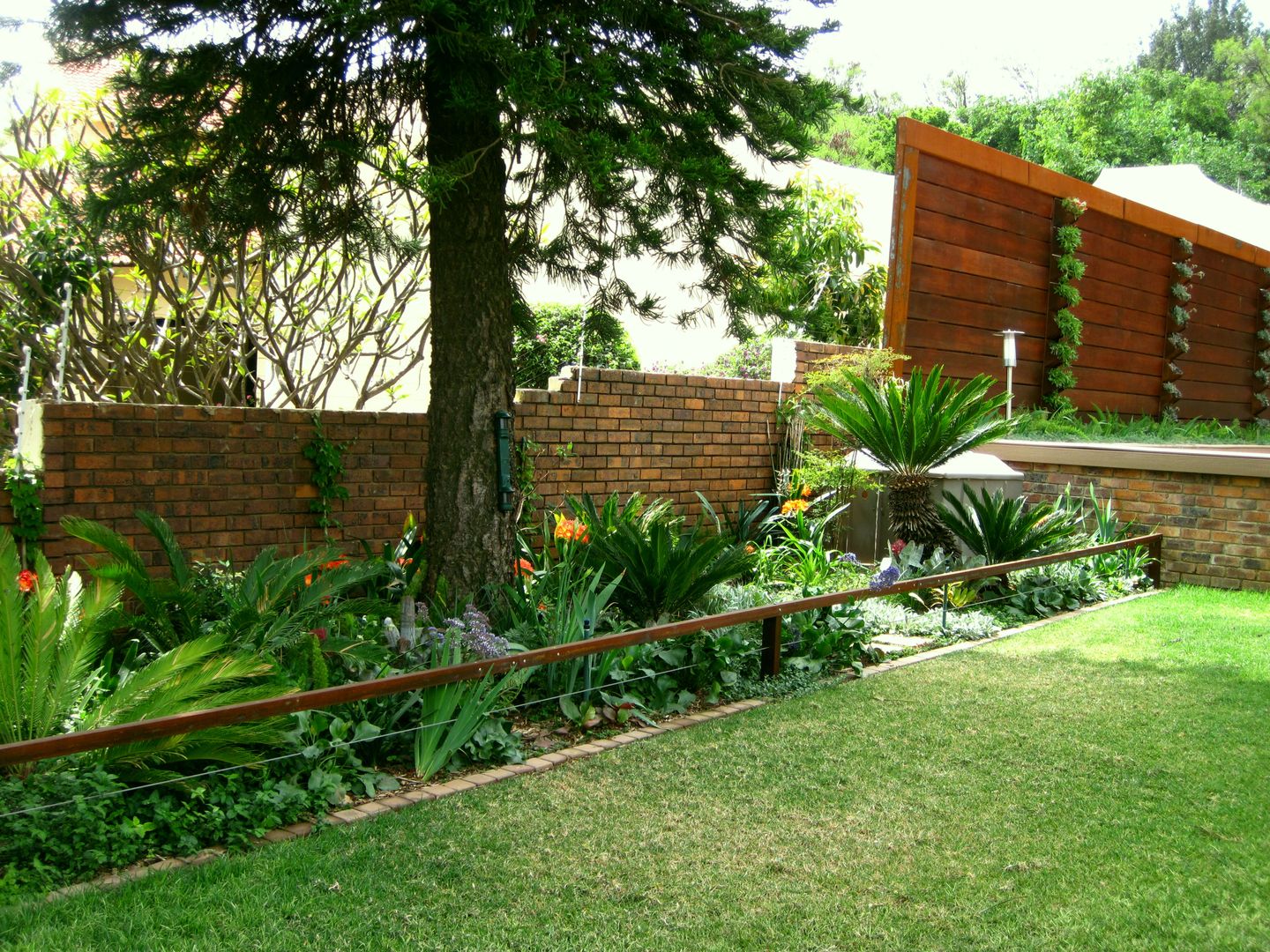 Working with walls Young Landscape Design Studio Modern garden