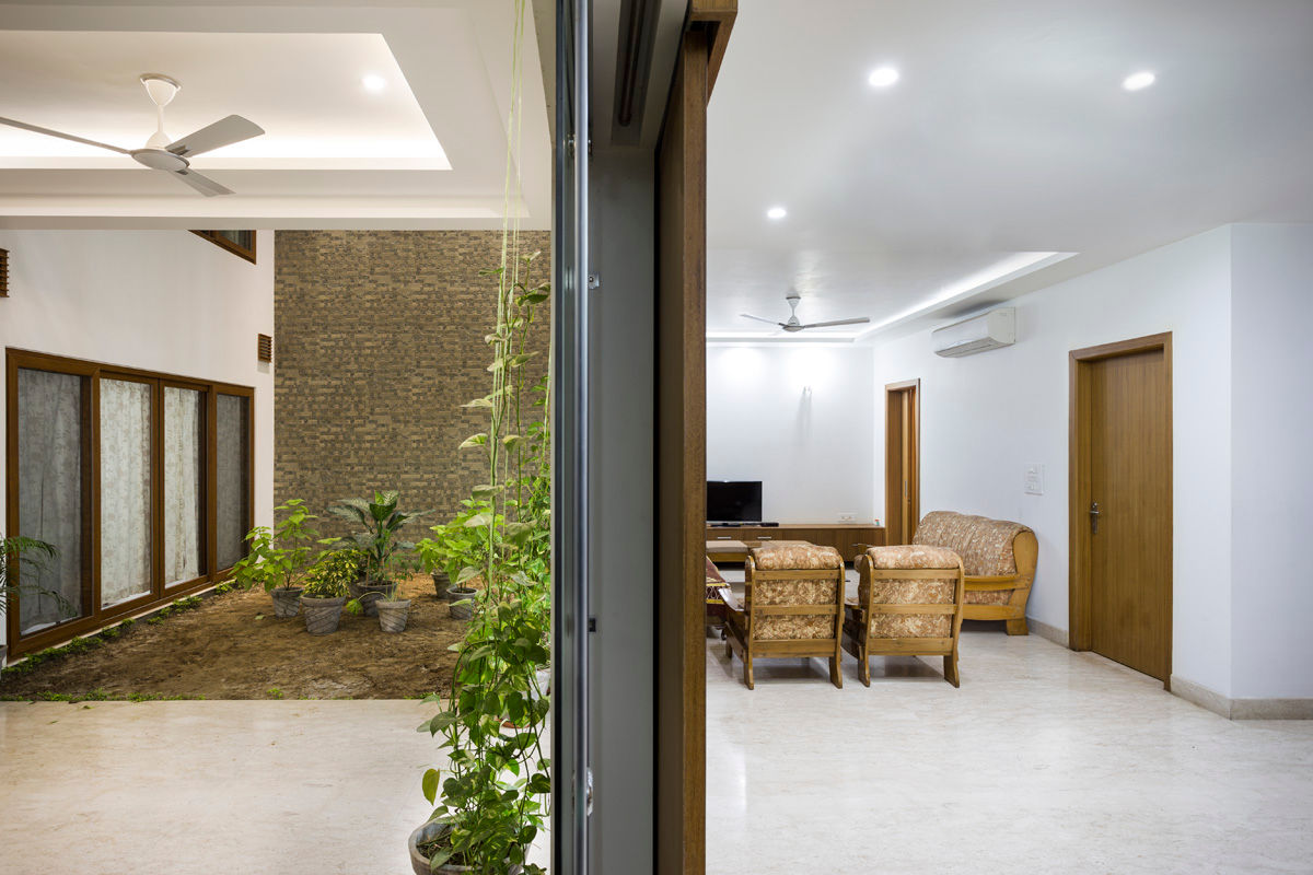 Living and Dining Space of the house at equilibrium with the internal courtyard. Manuj Agarwal Architects Living room